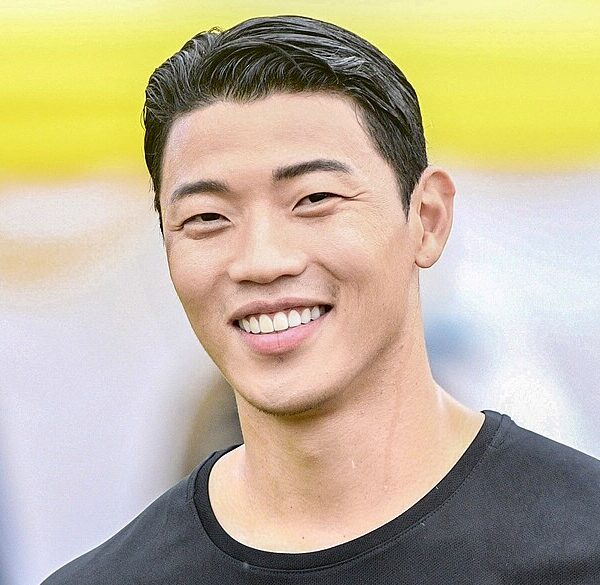 Uśmiechnięty Hee-Chan Hwang