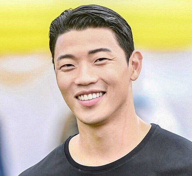 Uśmiechnięty Hee-Chan Hwang
