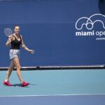 Aryna Sabalenka chodząca po korcie z rakietą w dłoni