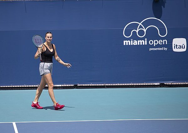 Aryna Sabalenka chodząca po korcie z rakietą w dłoni