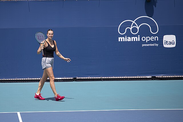 Aryna Sabalenka chodząca po korcie z rakietą w dłoni