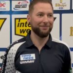 Danny Noppert na tle ścianki podczas rozmów z mediami