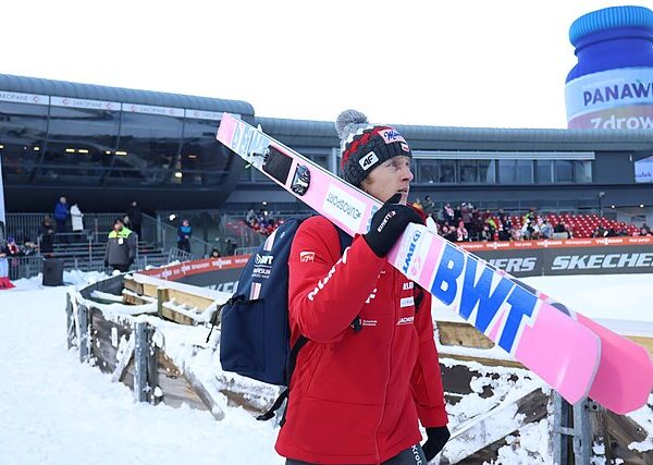 Dawid Kubacki z nartami opartymi o ramię