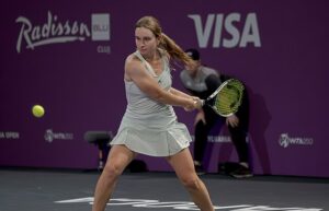 Daria Snigur przed backhandem