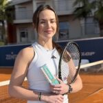 Elina Svitolina stojąca na tle siatki z rakietą