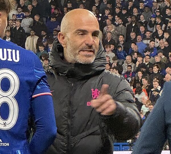 Enzo Maresca w rozmowie zawodnikami