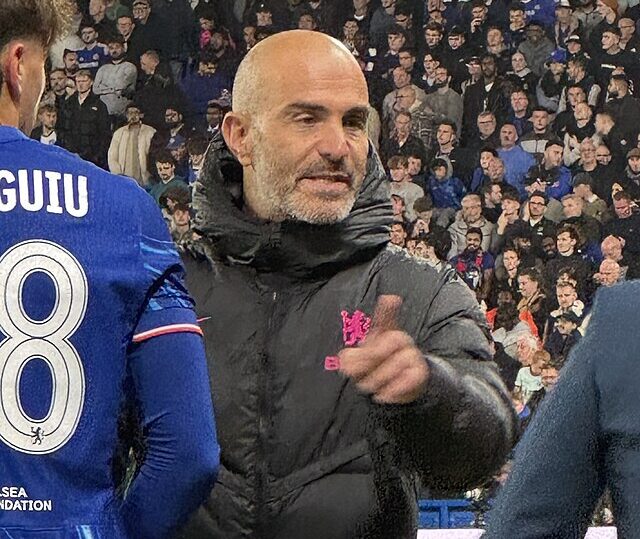 Enzo Maresca w rozmowie zawodnikami