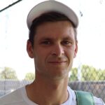 Hubert Hurkacz w czapce z daszkiem na głowie