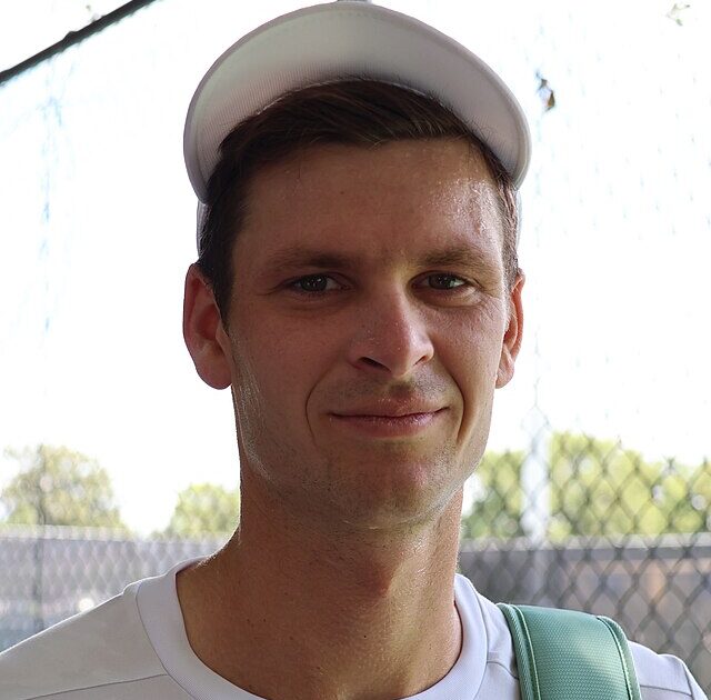 Hubert Hurkacz w czapce z daszkiem na głowie