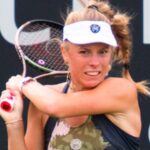 Magdalena Frech z rakietą za głową