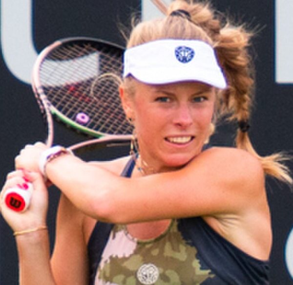 Magdalena Frech z rakietą za głową