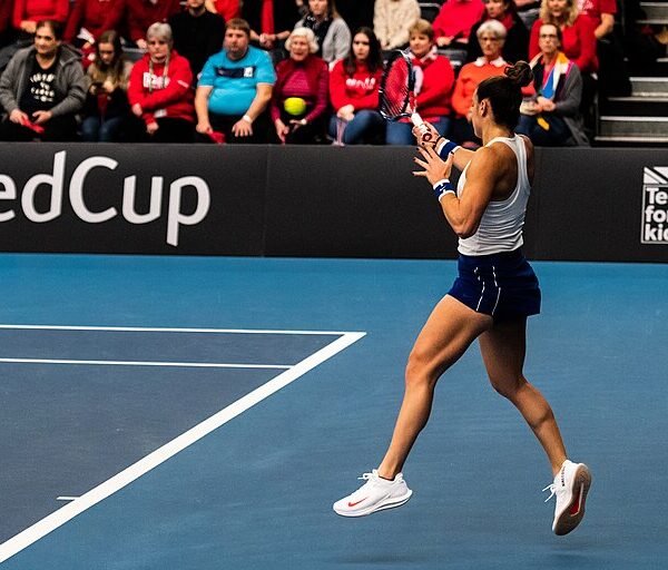 Maria Sakkari zagrywająca forehand z linii końcowej