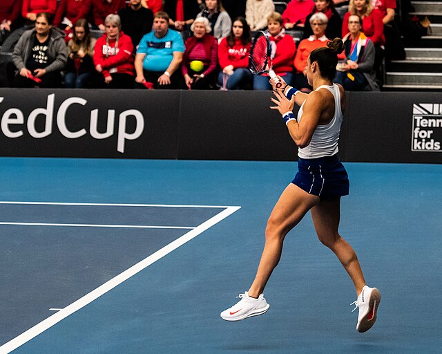 Maria Sakkari zagrywająca forehand z linii końcowej