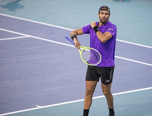 Matteo Berrettini łapie się za prawy bark