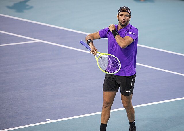 Matteo Berrettini łapie się za prawy bark