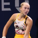 Mirra Andreeva przed rozpoczęciem serwisu