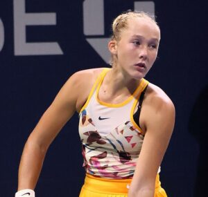 Mirra Andreeva przed rozpoczęciem serwisu