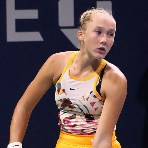 Mirra Andreeva przed rozpoczęciem serwisu