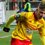 Oskar Pietuszewski w stroju Jagiellonii Białystok