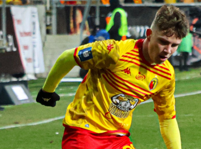 Oskar Pietuszewski w stroju Jagiellonii Białystok