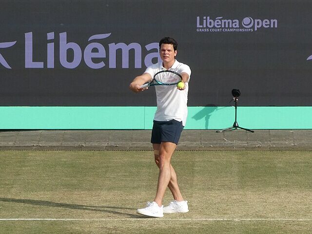 Milos Raonic na korcie trawiastym
