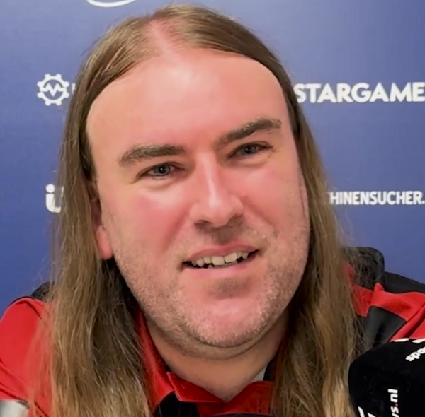 Twarz Ryana Searla na tle ścianki medialnej