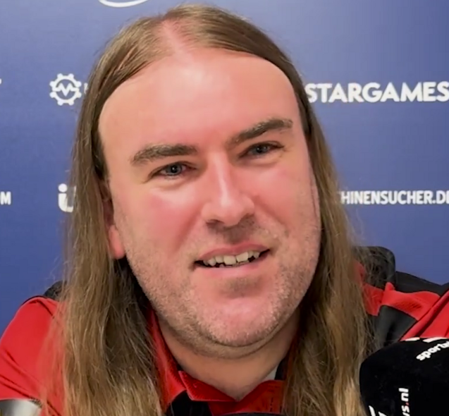 Twarz Ryana Searla na tle ścianki medialnej