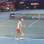 Iga Świątek kozłuje piłkę na linii końcowej