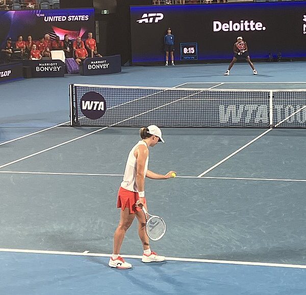 Iga Świątek kozłuje piłkę na linii końcowej