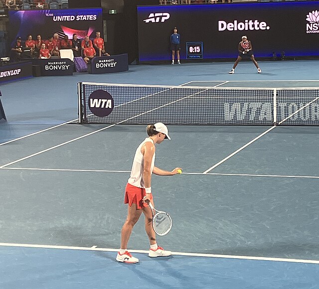 Iga Świątek kozłuje piłkę na linii końcowej