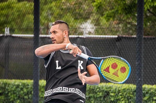 Nick Kyrgios wziął zamach z forehandu