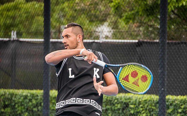 Nick Kyrgios wziął zamach z forehandu