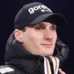 Domen Prevc w czarnej czapce z daszkiem