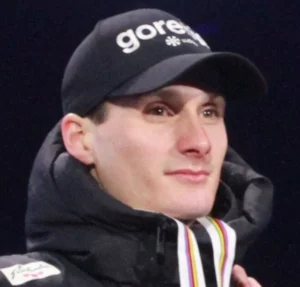 Domen Prevc w czarnej czapce z daszkiem