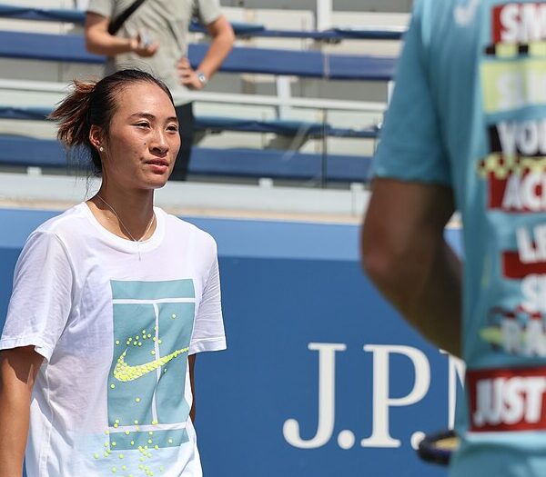 Qinwen Zheng w białej koszulce