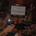 Tabliczka trzymana przez kibica darta z napisem Let's go Buntin Mental