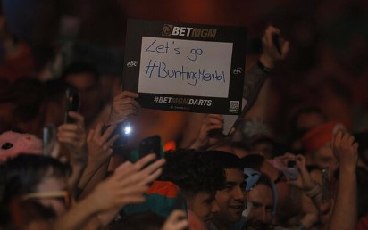 Tabliczka trzymana przez kibica darta z napisem Let's go Buntin Mental