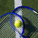 Rakiety tenisowe z widokiem z góry z piłką