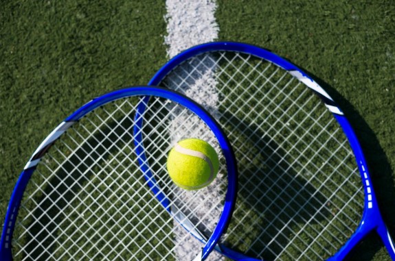 Rakiety tenisowe z widokiem z góry z piłką