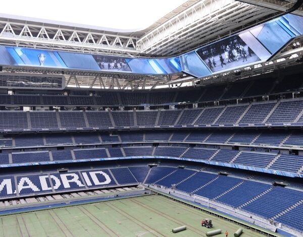 Widok wnetrza stadionu Santiago Bernabeu w Madrycie