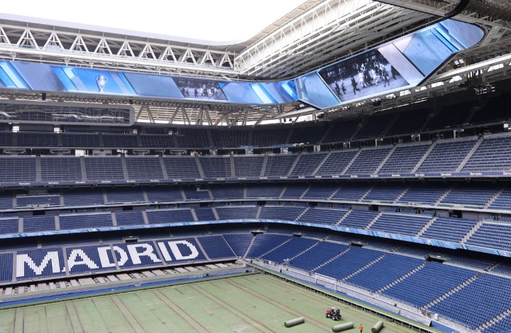 Widok wnetrza stadionu Santiago Bernabeu w Madrycie