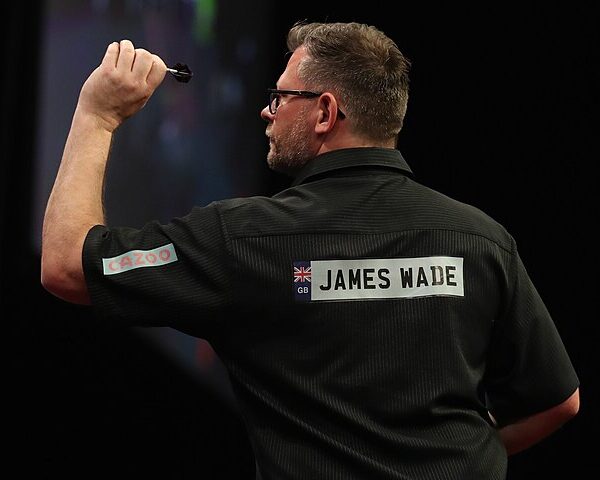 James Wade w pozycji rzutowej