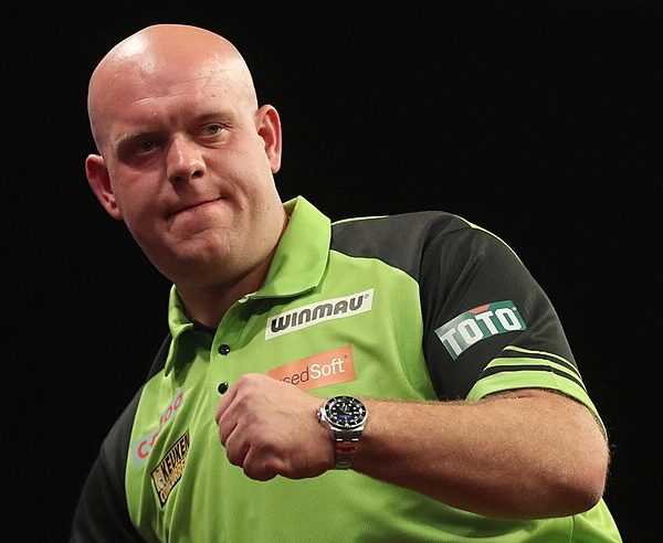 Michael van Gerwen zaciska pięść w geście zwycięstwa