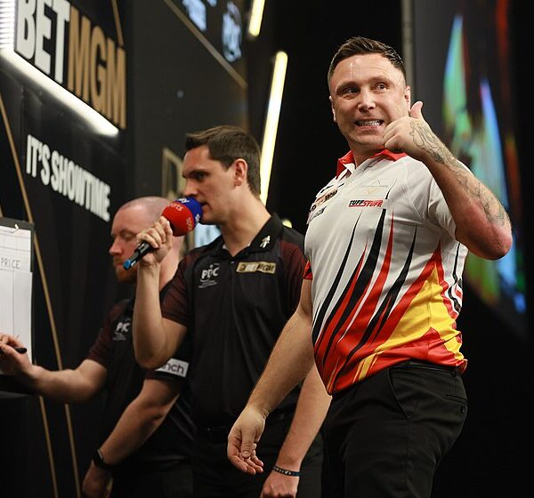Gerwyn Price po udanej serii wyciąga kciuk w górę