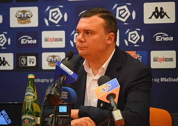 Trener Jagiellonii Adrian Siemieniec podczas konferencji prasowej