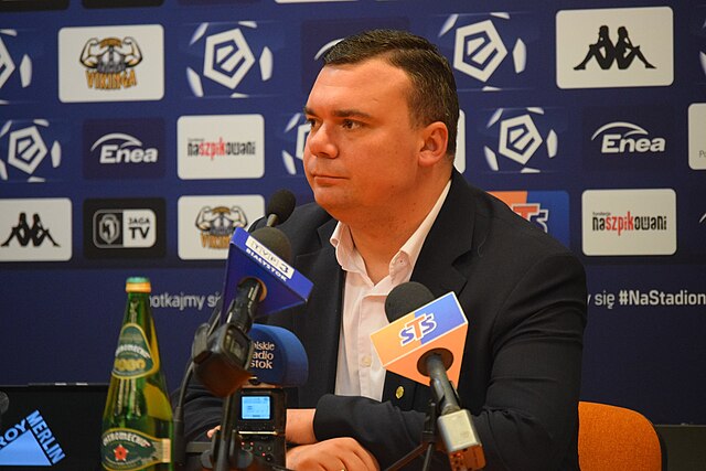 Trener Jagiellonii Adrian Siemieniec podczas konferencji prasowej