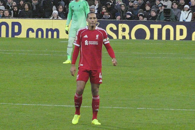 Virgil van Dijk na tle Allisona Beckera