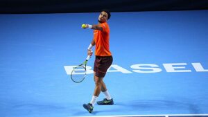 Arthur Fils wyrzuca piłkę, aby oddać serwis