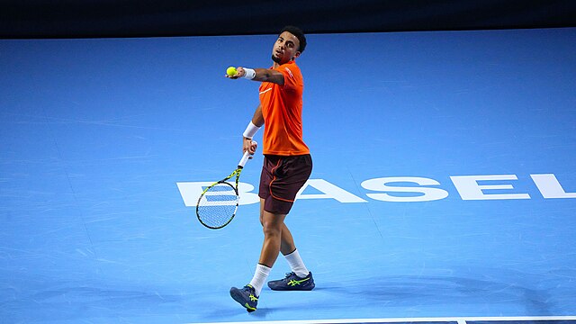 Arthur Fils wyrzuca piłkę, aby oddać serwis