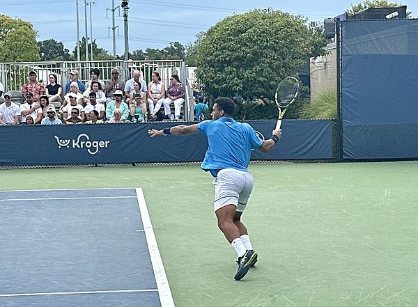 Arthur Fils za linią końcową bierze forehandowy zamach